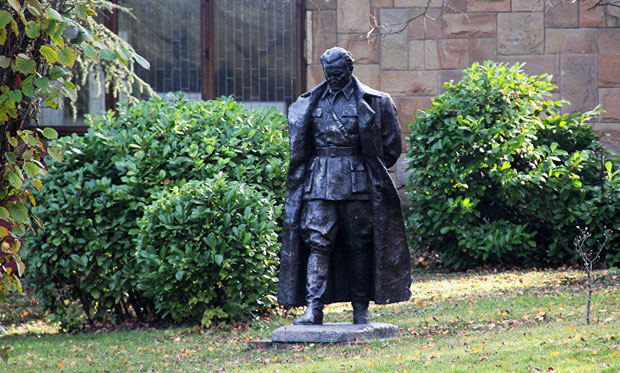 Бисту Тита уступиће Војска!